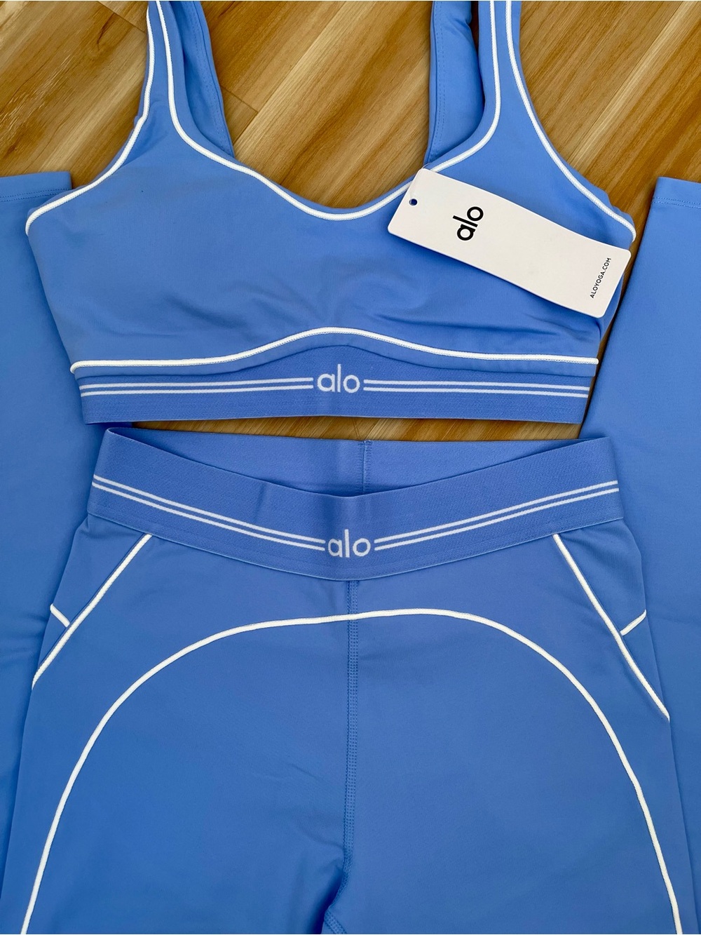 ALO Yoga Women’s Blue Sports Bra & Leggings Set with White Piping - Picture 2 of 4